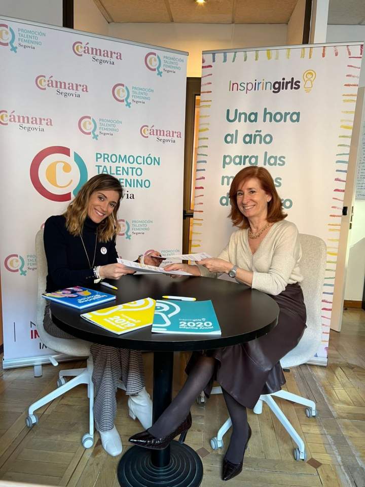 En la fotografía: Mª José Tapia García, Coordinadora de la Comisión de Talento Femenino de Cámara de Segovia, y Marta Pérez Dorao, Presidenta de la Fundación Inspiring Girls. 